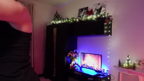 Snapshot of beatricefawne chatting on December 23, 2024, 9:08 pm Bzzz Bea online show from December 23, 2024, 9:08 pm