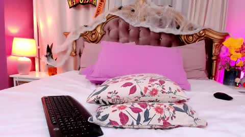 Luna online show from November 5, 2025, 6:30 pm