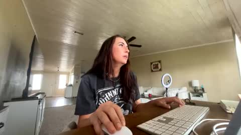 beccaraexoxo online show from May 27, 2026, 9:45 pm