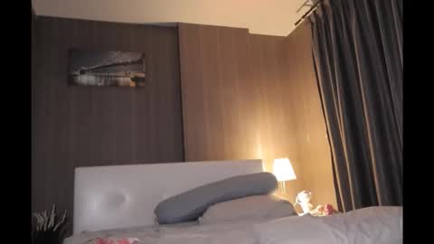 bee_thai online show from December 18, 2025, 5:19 pm