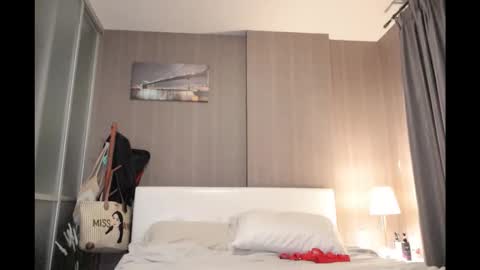 bee_thai online show from April 10, 2026, 8:57 pm