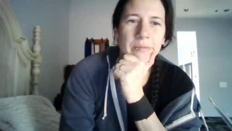 Bella online show from February 7, 2025, 11:45 pm