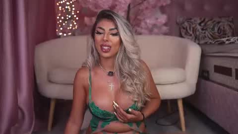 Snapshot of bella_blonda chatting on July 9, 2026, 10:14 pm Emma Bella online show from July 9, 2026, 10:14 pm
