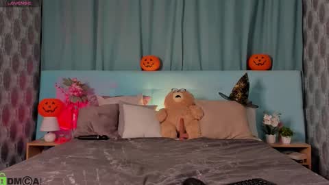 Bella online show from October 31, 2025, 12:33 am