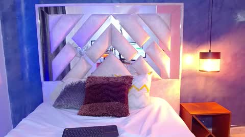 bella_volup online show from December 3, 2025, 5:11 pm