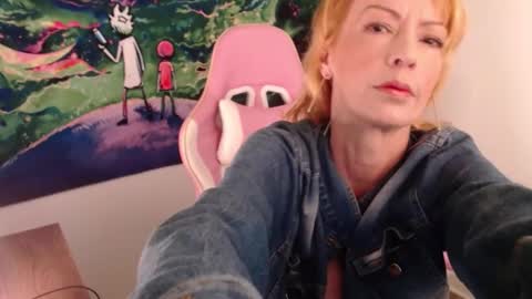 bella_volup online show from February 15, 2026, 5:31 pm