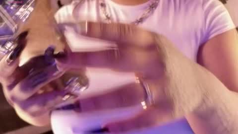 Bella  online show from December 5, 2025, 11:08 am