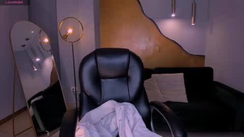 Bella  online show from October 9, 2025, 4:10 am