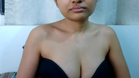 Snapshot of bellacrystall chatting on July 16, 2026, 2:45 pm bellacrystall online show from July 16, 2026, 2:45 pm