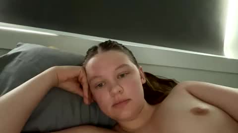 bellalove4 online show from June 4, 2026, 7:42 pm