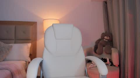 Snapshot of bellamia_ chatting on October 16, 2025, 1:17 am Bella Mia online show from October 16, 2025, 1:17 am