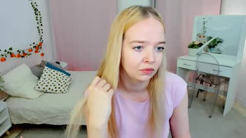 Snapshot of bellamontgomery chatting on October 22, 2025, 10:09 pm Bella online show from October 22, 2025, 10:09 pm