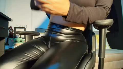 Snapshot of bellangel_ chatting on February 9, 2025, 11:25 pm Camille  online show from February 9, 2025, 11:25 pm