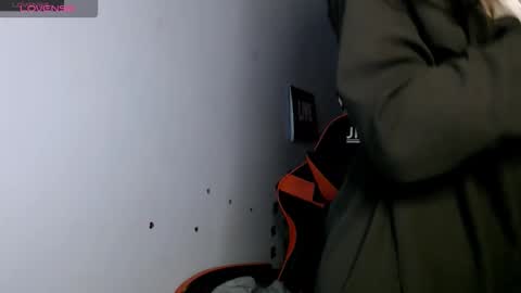 bellaqueen0701 online show from December 15, 2025, 10:58 pm