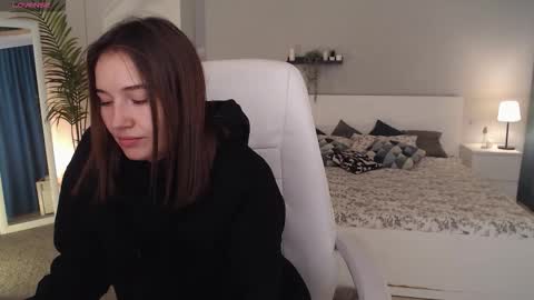 Bella online show from September 19, 2025, 1:07 am