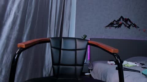 A girl from your  dreams online show from November 29, 2025, 4:32 pm