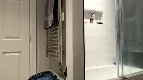 benz10001 online show from February 17, 2026, 4:20 am