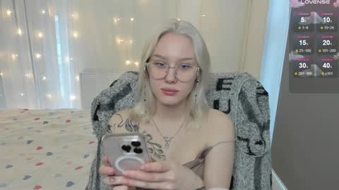 Snapshot of best_trip chatting on January 30, 2025, 5:09 am Danny and Kira online show from January 30, 2025, 5:09 am