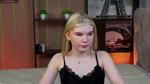 Snapshot of best_trip chatting on February 9, 2025, 8:44 am Danny and Kira online show from February 9, 2025, 8:44 am