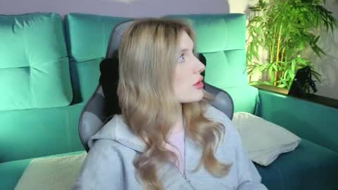 Snapshot of best_trip chatting on September 20, 2025, 8:37 am Danny and Kira online show from September 20, 2025, 8:37 am