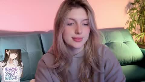 Snapshot of best_trip chatting on October 11, 2025, 8:40 pm Danny and Kira online show from October 11, 2025, 8:40 pm