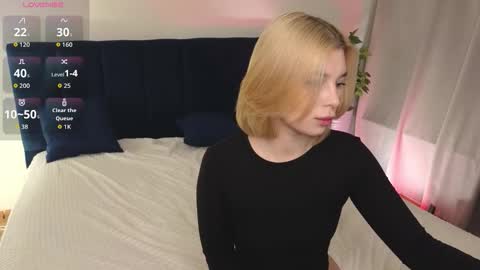 Snapshot of best_trip chatting on October 13, 2025, 8:31 pm Danny and Kira online show from October 13, 2025, 8:31 pm