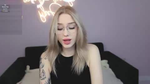 Snapshot of best_trip chatting on October 17, 2025, 8:28 am Danny and Kira online show from October 17, 2025, 8:28 am