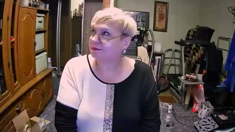 BeverlyCynia online show from October 5, 2025, 4:27 pm