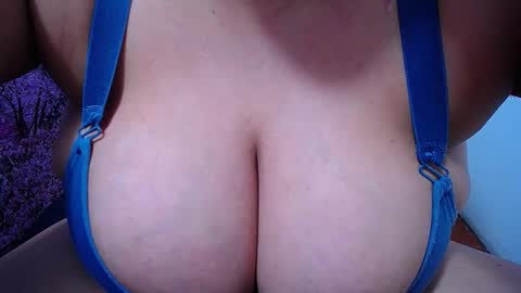 Snapshot of bigg_boobs_xxx chatting on October 25, 2025, 10:26 pm  Sunny   online show from October 25, 2025, 10:26 pm