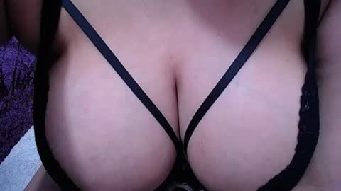 Snapshot of bigg_boobs_xxx chatting on June 23, 2026, 1:25 am Sunny online show from June 23, 2026, 1:25 am