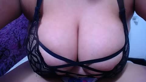 Snapshot of bigg_boobs_xxx chatting on June 27, 2026, 1:10 am Sunny online show from June 27, 2026, 1:10 am