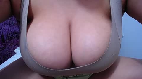 Snapshot of bigg_boobs_xxx chatting on July 15, 2026, 1:44 am Sunny online show from July 15, 2026, 1:44 am