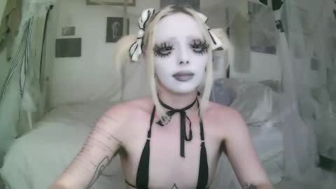 vampire fang  online show from February 27, 2026, 7:47 pm