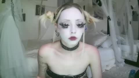 vampire fang  online show from May 8, 2026, 5:40 pm