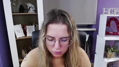 Z O E Y online show from October 9, 2025, 4:54 am