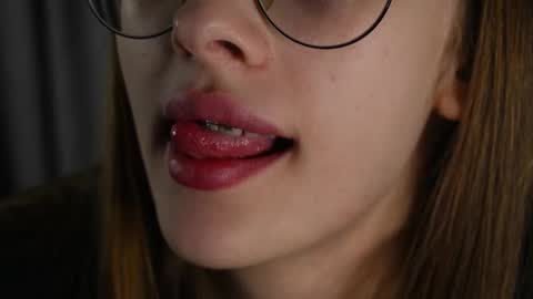  LiLy online show from November 11, 2025, 3:12 pm