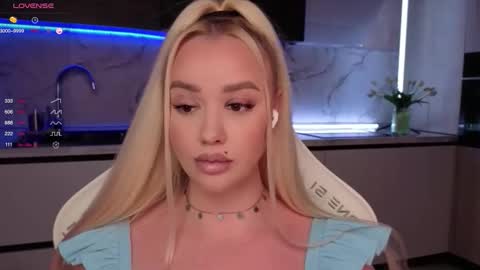 Lana online show from September 20, 2025, 8:37 am