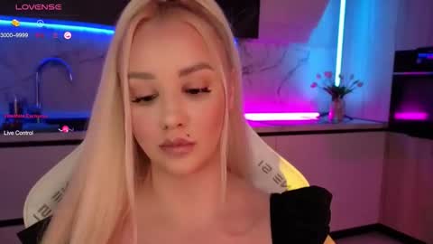 Lana online show from October 24, 2025, 8:11 am