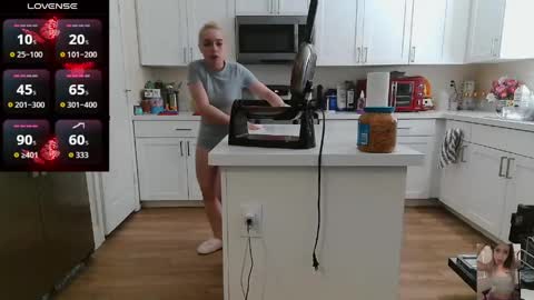 Snapshot of blondiebubblebooty chatting on May 17, 2026, 4:25 pm Bubbles online show from May 17, 2026, 4:25 pm