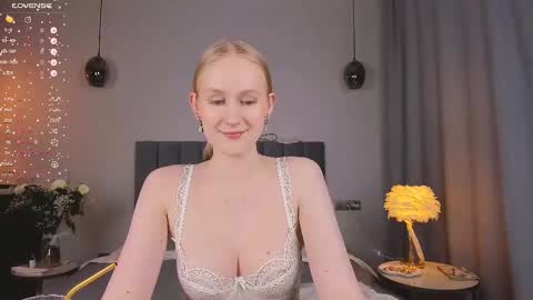 Mia online show from March 12, 2025, 9:35 pm