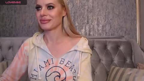 Snapshot of blondiestarxxx chatting on September 27, 2025, 8:14 pm Helen online show from September 27, 2025, 8:14 pm