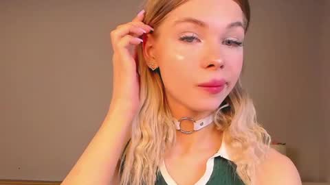 blondy_fina online show from May 17, 2026, 6:33 am