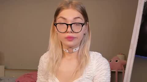 blondy_fina online show from June 7, 2026, 4:27 am