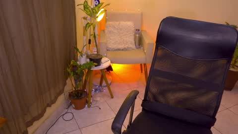 Snapshot of blueflora chatting on April 9, 2026, 8:25 pm FLORAA online show from April 9, 2026, 8:25 pm