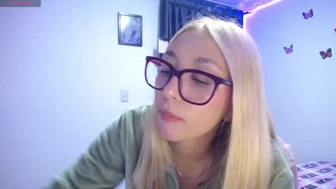 Soffy Brooks Independent model online show from April 18, 2026, 4:49 am