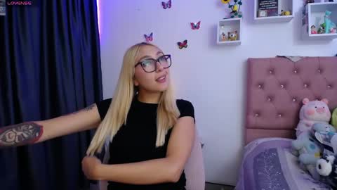 Soffy Brooks Independent model online show from May 8, 2026, 3:56 am