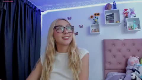 Soffy Brooks Independent model online show from May 28, 2026, 4:10 am