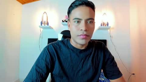Snapshot of boyshy_ chatting on February 16, 2025, 9:37 am Santiago online show from February 16, 2025, 9:37 am