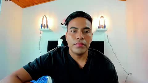 Snapshot of boyshy_ chatting on February 16, 2025, 12:43 pm Santiago online show from February 16, 2025, 12:43 pm