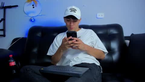 Snapshot of boysweet_boys chatting on December 10, 2024, 8:27 pm Paul and Max online show from December 10, 2024, 8:27 pm